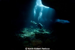 Divers inside "The Dome" in South Kona Hawaii
Canon 5D M... by Kevin Robert Panizza 